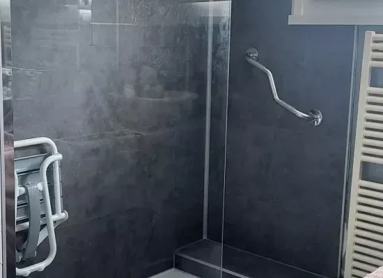 Salle d'eau noire