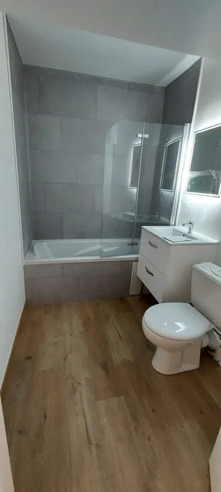 Salle de bain avec sol en parquet