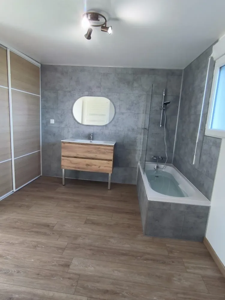 Salle de bains en tons gris