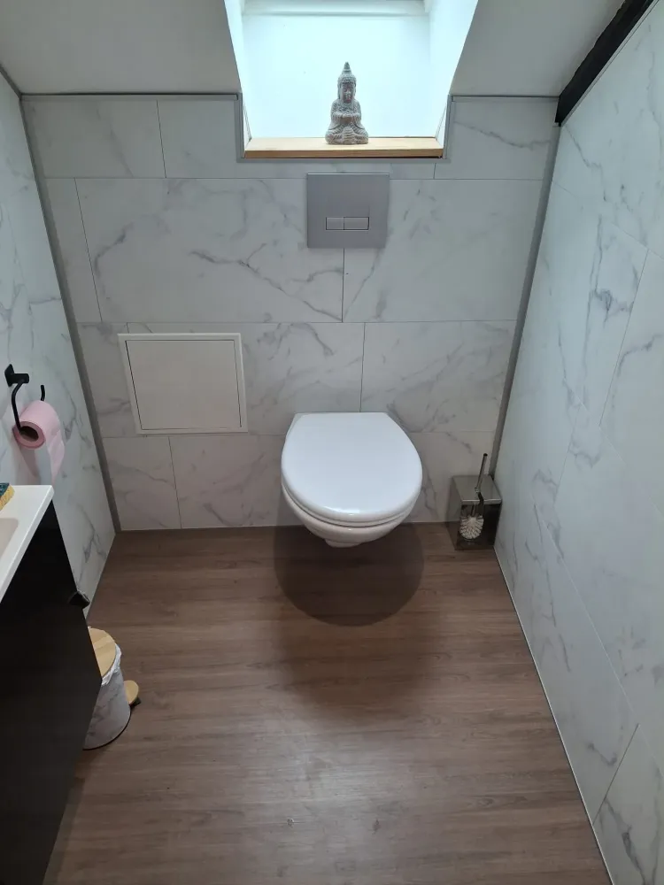 Toilette sous fenêtre
