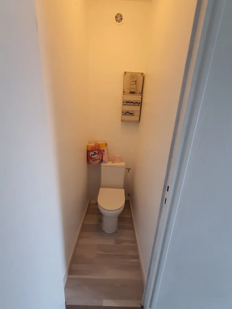 Toilettes et compteur électrique