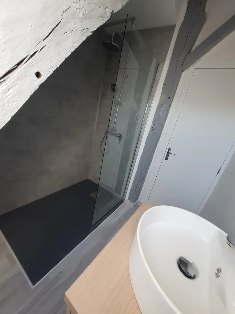 Vasque et douche sous les toits