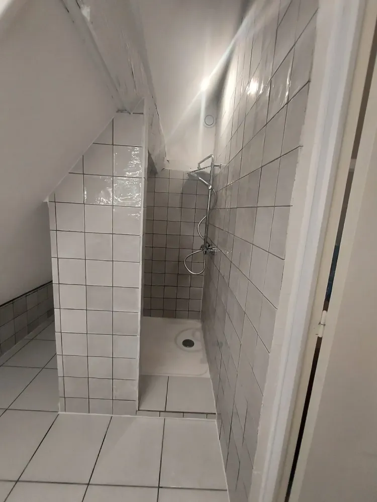 Douche sous un toiit penché