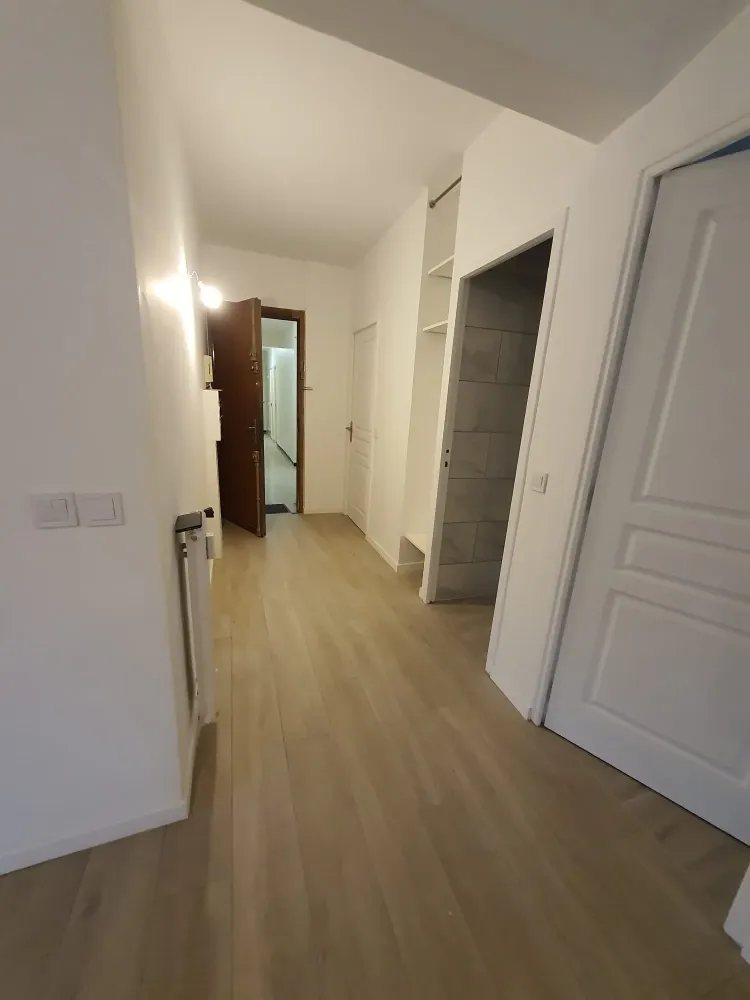 Couloir d'entrée d'un appartement rénové