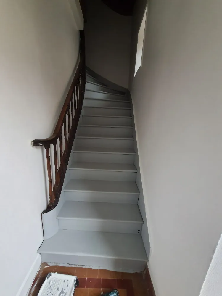 Escaliers repeints en gris