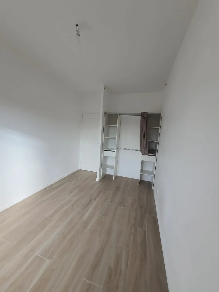Meuble de dressing dans une pièce vide et rénovée