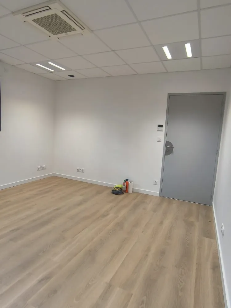 Bureau d'entreprise vide avec parquet neuf