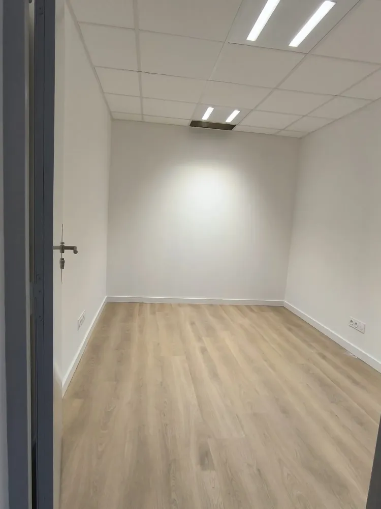 Grande pièce de bureau vide