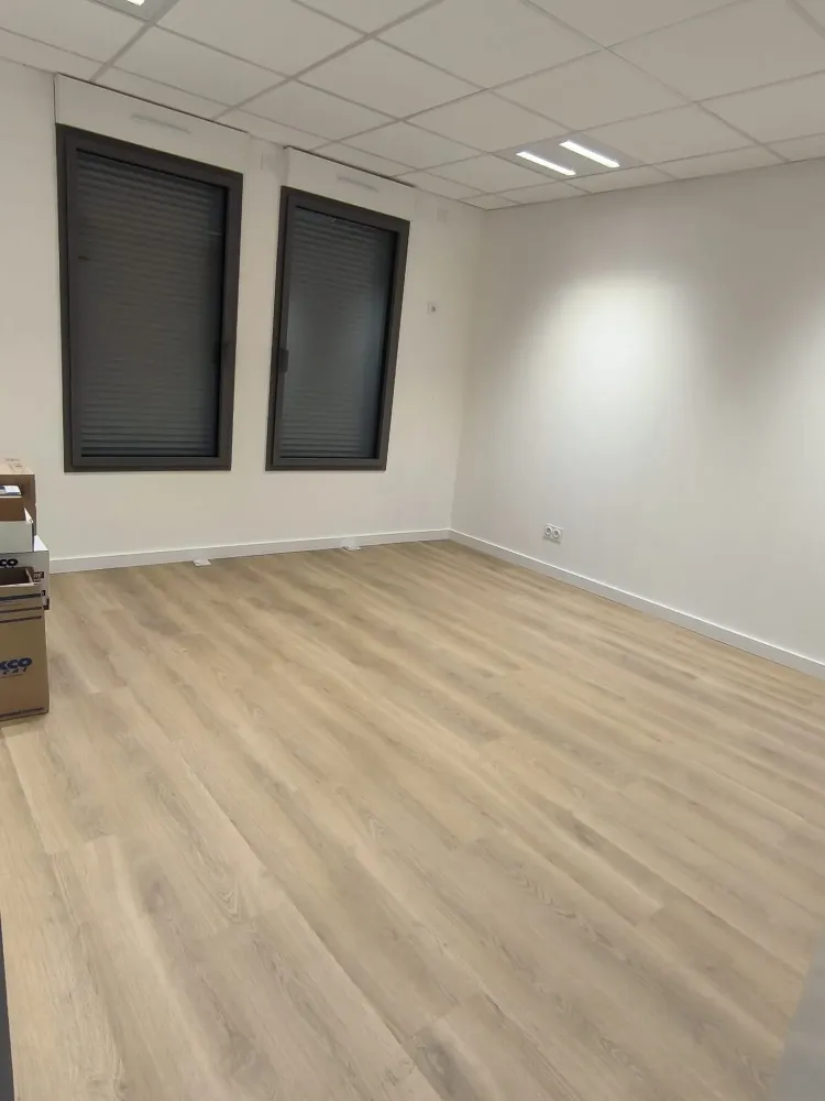 Pièce vide avec double fenêtre aux volets roulants baissés