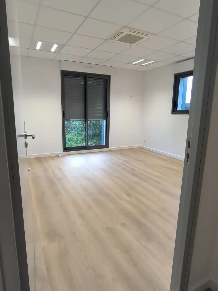 Pièce vide avec une porte fenêtre antracithe