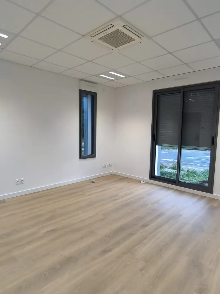 Vue en coin d'un bureau d'entreprise vide rénové